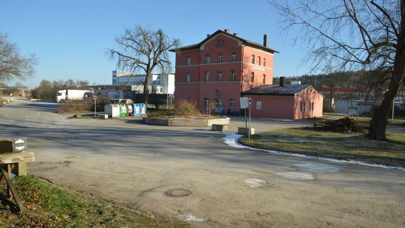 Im Wassertrüdinger Bahnhofsgebäude ist ein Jugendtreff untergebracht. Der muss aber bald ausziehen. Was dann allerdings mit dem Bauwerk passiert, ist noch unklar. Dafür gab es in den Haushaltsvorberatungen Kritik aus dem Stadtrat. (Foto: Peter Tippl)