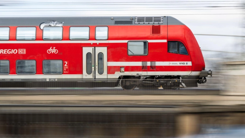Eine Streckensperrung zwischen Kitzingen und Iphofen erfordert von Bahnreisenden Geduld. (Symbolbild: Robert Michael/dpa)