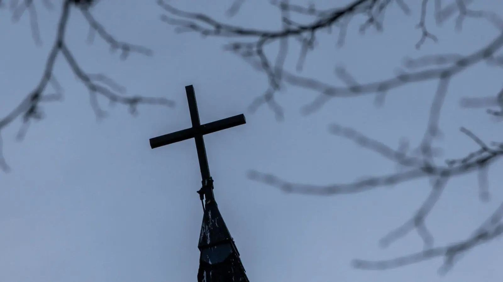 Die Kirche darf nicht mehr betretenen werden, bis es gelungen ist, die Schadstoffbelastung ausreichend zu senken. (Symbolbild) (Foto: Jens Büttner/dpa)