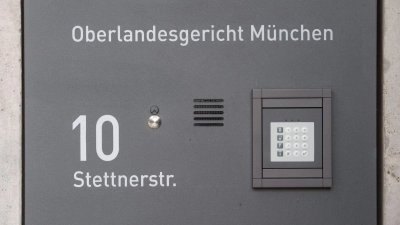 Am Oberlandesgericht beginnt der Prozess gegen die drei Männer (Foto: Tobias Hase/dpa)