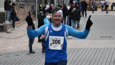 M60-Bezirksmeister Andreas Wolfer-Heimann im Ziel. (Foto: Jörg Behrendt)