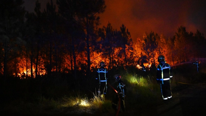 Die Löscheinsätze der Feuerwehr halten über Nacht an. (Foto: Emma Da Silva/AP/dpa)