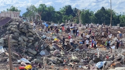 Die Rebellengruppe TNLA bestätigte, dass es sich um ein Munitionslager in ihrem Besitz handelte.  (Foto: -/Palaung Land/AP/dpa)