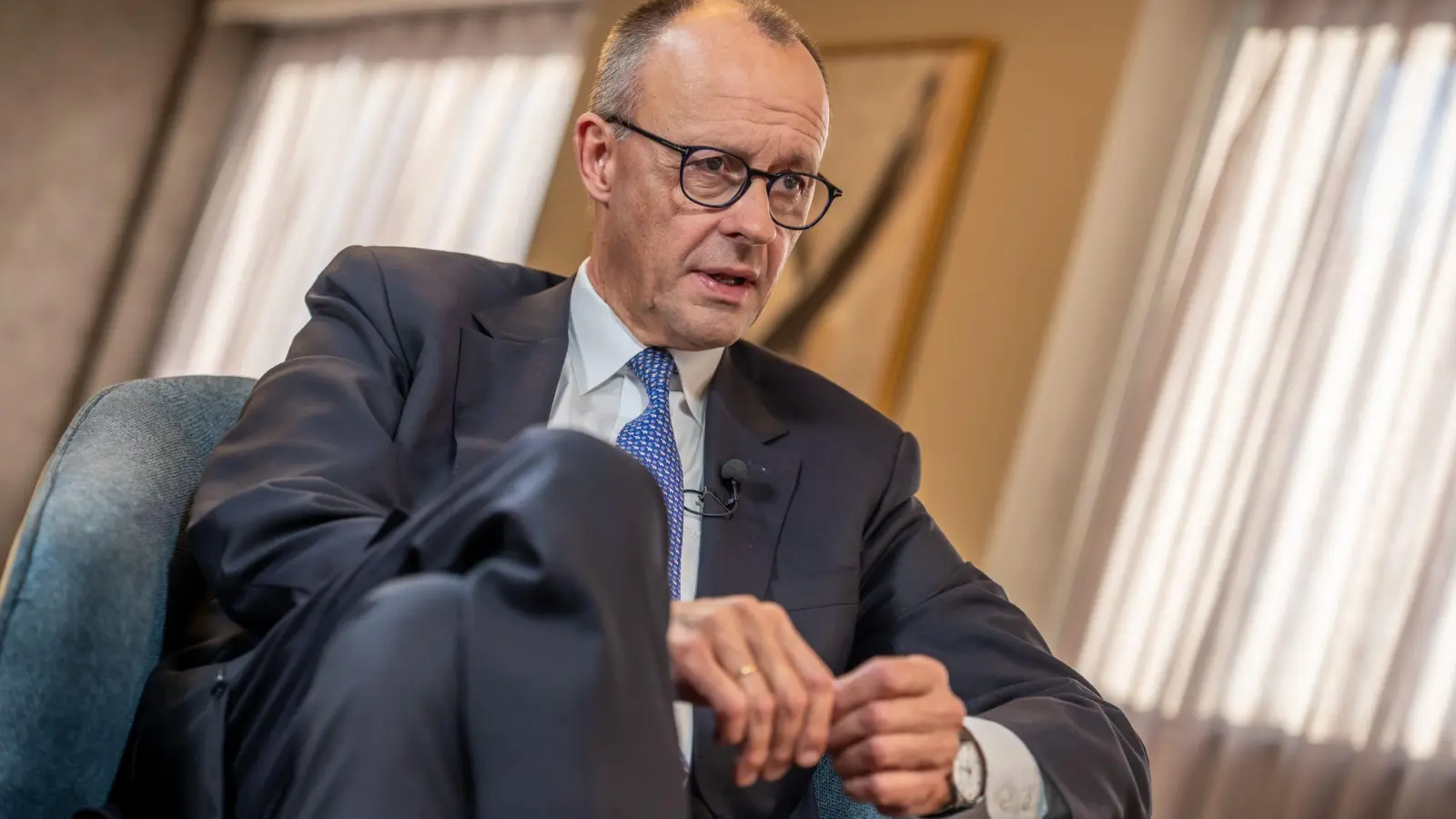 Kanzler Friedrich Merz (CDU) äußert sich nach dem G20-Gipfel im südafrikanischen Johannesburg in verschiedenen Interviews auch zu den Verhandlungen über den 28-Punkte-Plan der USA für einen Frieden in der Ukraine. (Foto: Michael Kappeler/dpa)
