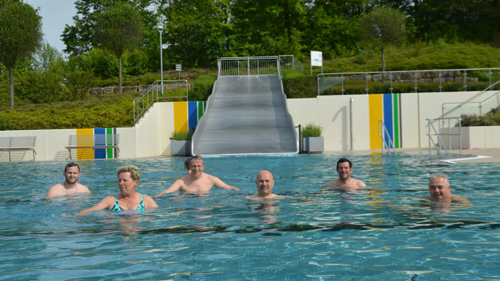 Tim Schmitt (Stadtrat), Annemarie Mader (Stadträtin), Klaus Luckert (Vize Bürgermeister), Helmut Wiesinger (Werkleiter Stadtwerke), Timo Dresel (Stadtrat), Claus Seifert (Bürgermeister) eröffneten die Badesaison im Scheinfelder Freibad. (Foto: Martina Hinkelmann)