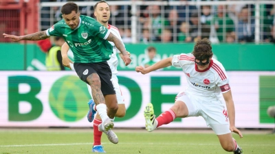 Oliver Batista Meier erzielt Münsters 1:0 - Nürnbergs Kapitän und Abwehrchef Fabio Gruber ist machtlos. (Foto: Bernd Thissen/dpa)