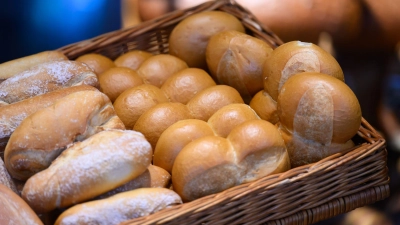 Frische Brötchen gibt es auch sonntags - dann dürfen Bäckereibeschäftigte bislang aber nur drei Stunden arbeiten. (Foto: Robert Michael/dpa)
