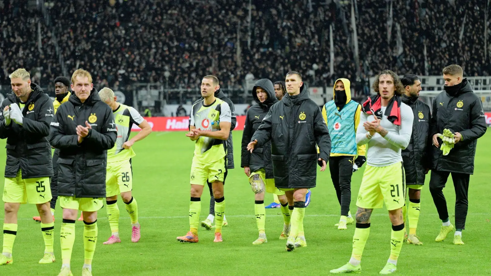 Waren nicht zufrieden mit dem 3:3: die Spieler von Borussia Dortmund. (Foto: Uwe Anspach/dpa)