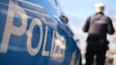 Zwei Polizeibeamte werden bei einer riskanten Verfolgungsjagd in Oberbayern leicht verletzt. (Foto: Bernd Weißbrod/dpa)