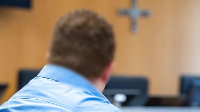 Mit Desinfektionsmittel als Brandbeschleuniger zündete ein 33-Jähriger in Landshut nach Überzeugung der Richter die Haare seiner pflegebedürftigen Großmutter an. Die Seniorin erlag knapp vier Wochen nach der Tat ihren Verletzungen. Jetzt ist der Mann verurteilt worden. (Foto: Armin Weigel/dpa)