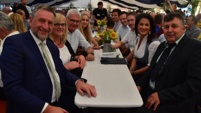 Kreisobmann Reinhold Meyer (rechts) konnte sich beim Bauerntag über rund 1000 Besucher freuen. Ministerin Michaela Kaniber, die neben ihm saß, nutzte die Gelegenheit, Günther Felßner (links) zur Wahl zum stellvertretenden Präsidenten des Deutschen Bauernverbandes zu gratulieren sowie Christine Reitelshöfer (neben Felßner) zur Wahl als zweite Vizepräsidentin der deutschen Landfrauen. (Foto: Fritz Arnold)