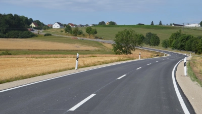 Freie Fahrt heißt es mit dem heutigen Freitag auf der seit März letzten Jahres gesperrten Ortsdurchfahrt von Rühlingstetten. In der Sitzung des Gemeinderats Wilburgstetten am Mittwochabend gab Bürgermeister Michael Sommer bekannt, dass die Asphaltierungsarbeiten an der Staatsstraße 1076 und in der Ortsdurchfahrt von Rühlingstetten in dieser Woche abgeschlossen werden und die Verkehrsfreigabe erfolgen kann.