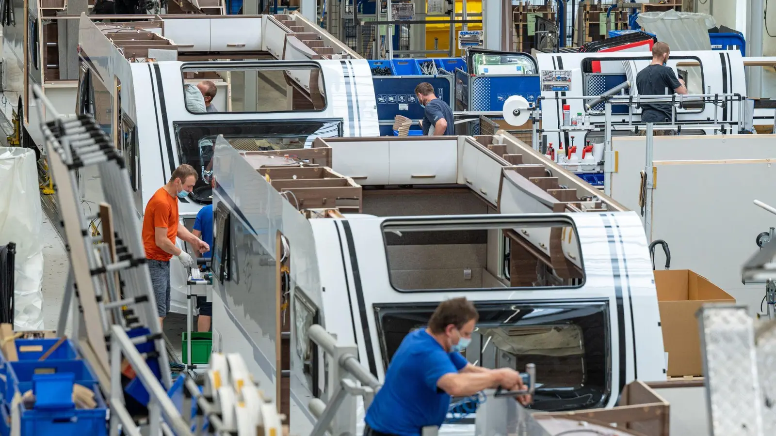 Wohnmobilhersteller Knaus Tabbert wird in seinen Hauptwerken eine Produktionspause einlegen. (Foto: Armin Weigel/dpa)