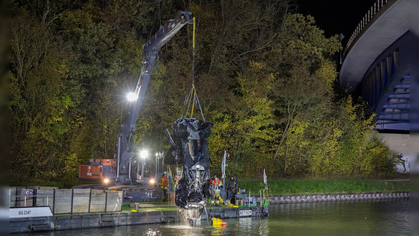 In diesem aus dem Mittellandkanal geborgenen Autowrack fanden Ermittler Einbruchswerkszeug. (Archivbild)  (Foto: Stefan Sobotta/dpa)