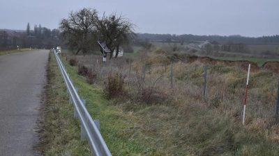 Bevor die Straße zwischen Gallmersgarten und Mörlbach wiedereröffnet werden konnte, mussten Leitplanken angebracht werden. (Foto: Hans-Bernd Glanz)