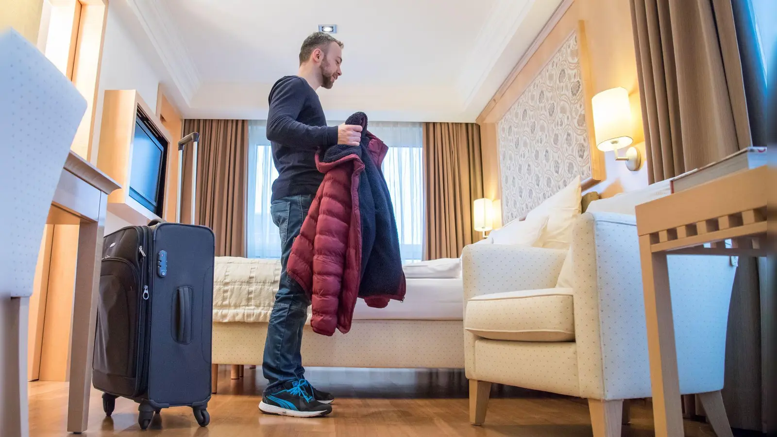 Viele Buchungsportale haben nur bestimmte Zimmerkontingente eines Hotels im Angebot. Es lohnt sich daher, den Preis direkt beim Hotel zu prüfen. (Foto: Christin Klose/dpa-tmn)