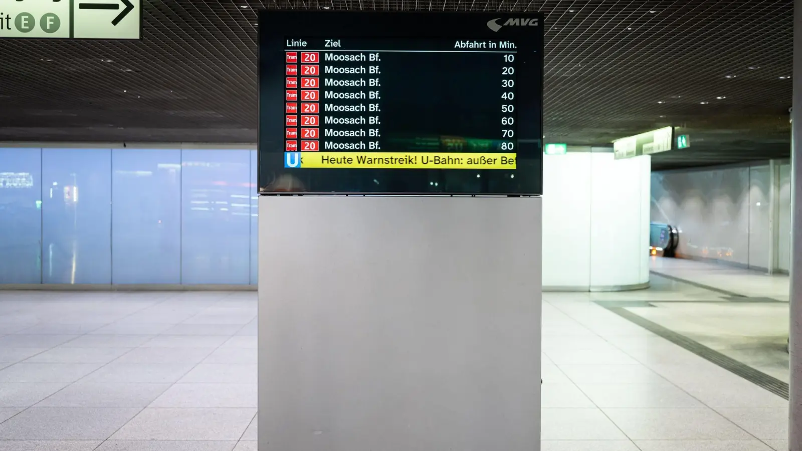 Eine Anzeigetafel in München.  (Foto: Lukas Barth-Tuttas/dpa)