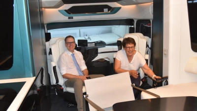 In einem noblen Wohnmobil hatten Landrat Dr. Christian von Dobschütz und seine Stellvertreterin Renate Ixmeier Platz genommen. Es mutete innen fast wie ein Raumschiff an. (Foto: Anita Dlugoß)