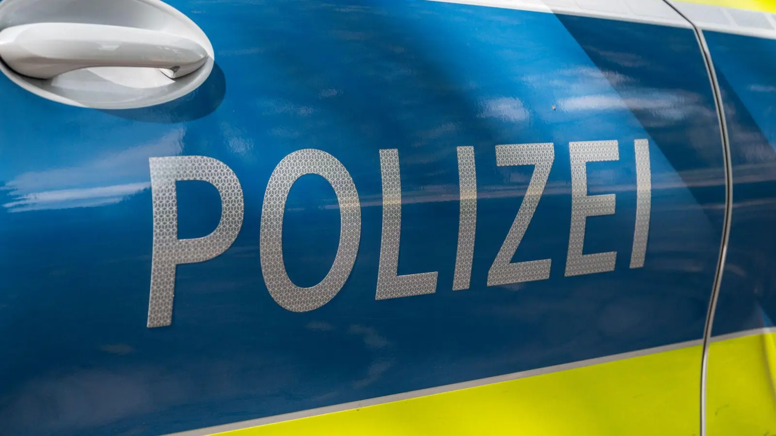 Ein 46-Jähriger ist aus bislang ungeklärten Gründen in Niederbayern mit seinem Auto rechts von der Fahrbahn abgekommen und gegen ein Trafohaus geprallt. (Symbolbild) (Foto: Daniel Vogl/dpa)