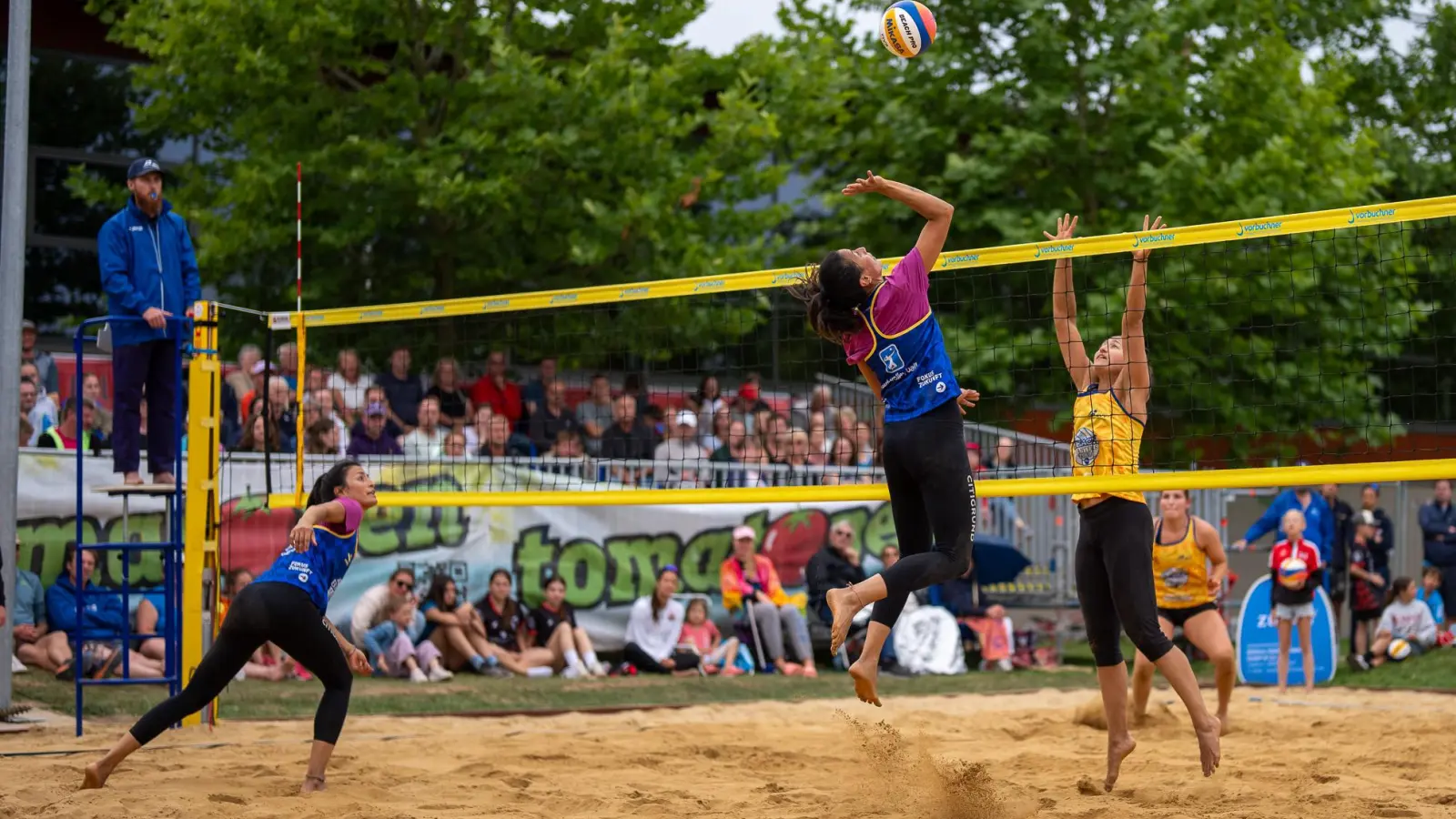 Sophia Botsch (beim Block) und Samira Winkler unterlagen im Endspiel erst im Tie-Break. (Foto: Josef Haider)