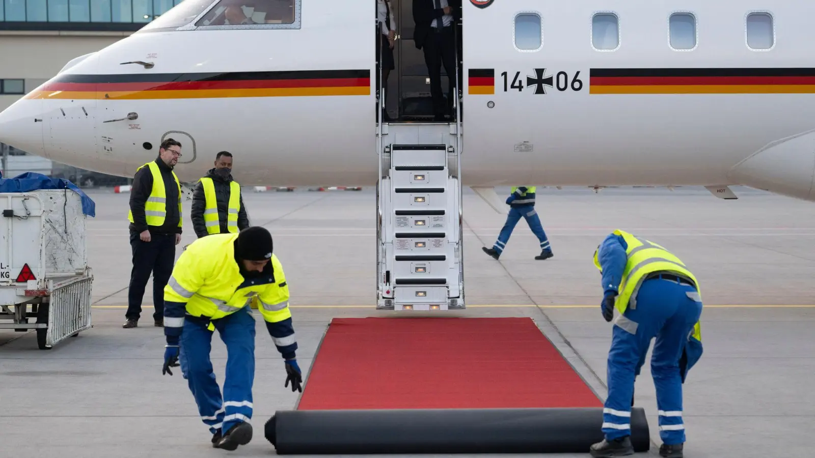 Roter Teppich für den Bundeskanzler (Foto: Boris Roessler/dpa)