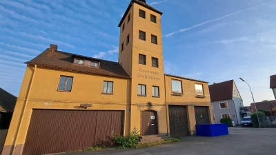 Die ehemalige Fahrzeughalle des alten Feuerwehrhauses in Neuendettelsau wird derzeit vom Jugendzentrum, vom Heimat- und Geschichtsverein, von der Feuerwehr und vom Zirkus Biscotti genutzt. (Archivbild: Florian Schwab)