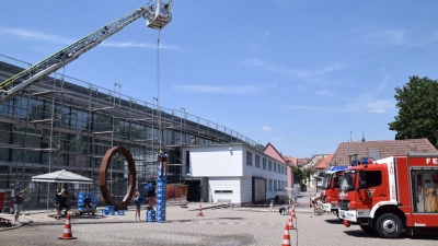 Technisch anspruchsvoll ging es beim Wettbewerb der Jugendfeuerwehren zu. In diesem Fall galt es, Getränkekisten so hoch wie möglich zu stapeln.  (Foto: Gerhard Krämer)