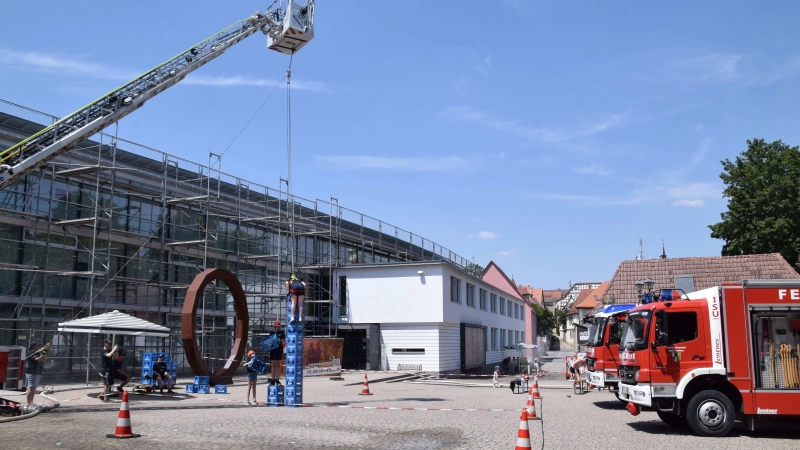 Technisch anspruchsvoll ging es beim Wettbewerb der Jugendfeuerwehren zu. In diesem Fall galt es, Getränkekisten so hoch wie möglich zu stapeln.  (Foto: Gerhard Krämer)