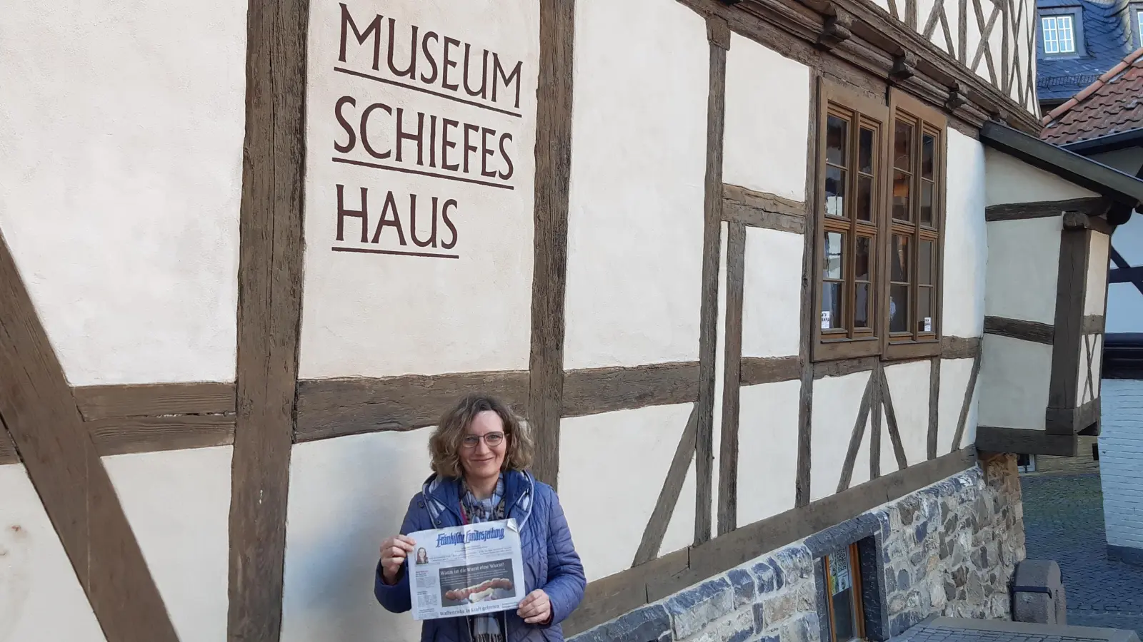 Mit der FLZ unterwegs: Die wunderschönen Stadt Wernigerode besuchte Sigrun Volland im Rahmen ihres Aufenthaltes im Harz. Dort stand das Museum „Schiefes Haus” auf dem Programm, vor dem das Foto entstand. (Foto: Klaus Pechler)