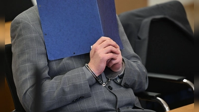 Im Prozess um einen mutmaßlichen Dreifachmord in Zwiesel soll eine virtuelle Tatortbegehung stattfinden. (Archivbild) (Foto: Felix Hörhager/dpa)