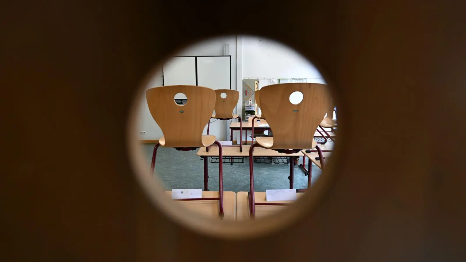 Nach dem Abbruch einer Projektwoche an einer Oberschule in der sächsischen Lausitz ermittelt die Polizei, ob im Klassenzimmer strafbare pornografische Inhalte gezeigt wurden. (Symbolbild) (Foto: Arne Dedert/dpa)