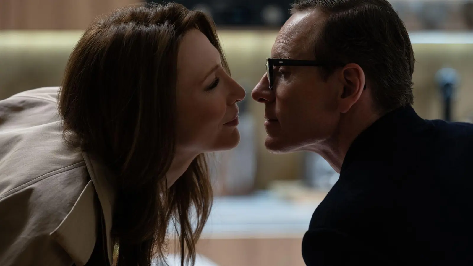 Cate Blanchett als Kathryn St. Jean und Michael Fassbender als George Woodhouse in einer Szene des Films „Black Bag“. (Foto: Claudette Barius/Focus Features/Universal/dpa)
