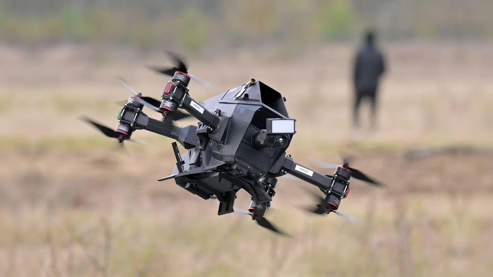 Ein neues Joint Venture in Brandenburg an der Havel unter anderem mit dem Druckmaschinenhersteller Heidelberg demonstriert die Technik einer Abfangdrohne.  (Foto: Michael Bahlo/dpa)