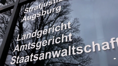 Weil er einen Priester mit Nacktfotos des Geistlichen erpresst haben soll, muss sich ein 50-Jähriger vor dem Amtsgericht in Augsburg verantworten. (Archivfoto) (Foto: Karl-Josef Hildenbrand/dpa)