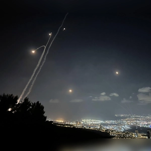 Das israelische Luftabwehrsystem Iron Dome ist über der Hafenstadt Haifa im Einsatz. (Foto: Baz Ratner/AP/dpa)