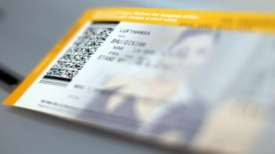 Muss der Name auf dem Flugticket nach der Heirat geändert werden, haben Paare bestenfalls die Heiratsurkunde als Nachweis parat. (Foto: Malte Christians/dpa/dpa-tmn)