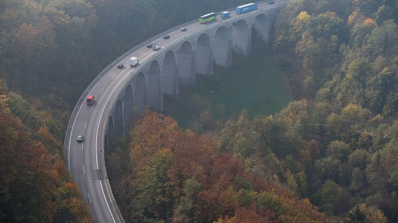 Die Autobahn GmbH bittet Autofahrerinnen und Autofahrer, keine Schleichwege zu nutzen und Navi-Systeme auszuschalten. (Archivbild) (Foto: Sebastian Gollnow/dpa)