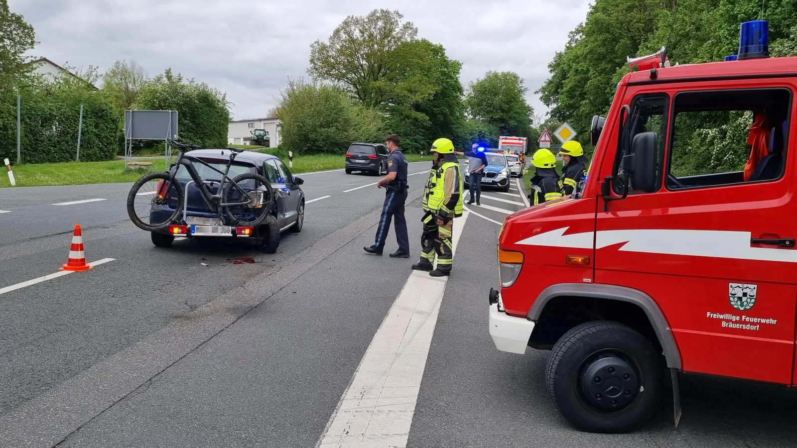 Auf der als Unfallschwerpunkt bekannten B8-Kreuzung bei Bräuersdorf entstand am Freitagnachmittag erneut ein kapitaler Blechschaden. (Foto: Freiwillige Feuerwehr/Rainer Weiskirchen)