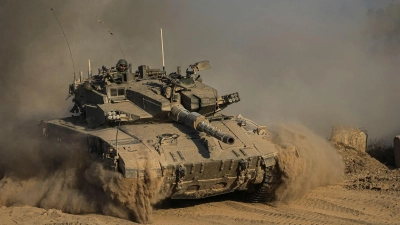 Israel ist nach eigenen Angaben erneut mit Panzern in den Norden des Gazastreifens vorgerückt. (Foto: Tsafrir Abayov/AP/dpa)