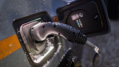 Eisige Herausforderung für E-Autos: Der ADAC testete die Reichweite von 25 Elektrofahrzeugen bei frostigen 0 Grad Celsius. (Foto: Julian Stratenschulte/dpa/dpa-tmn)