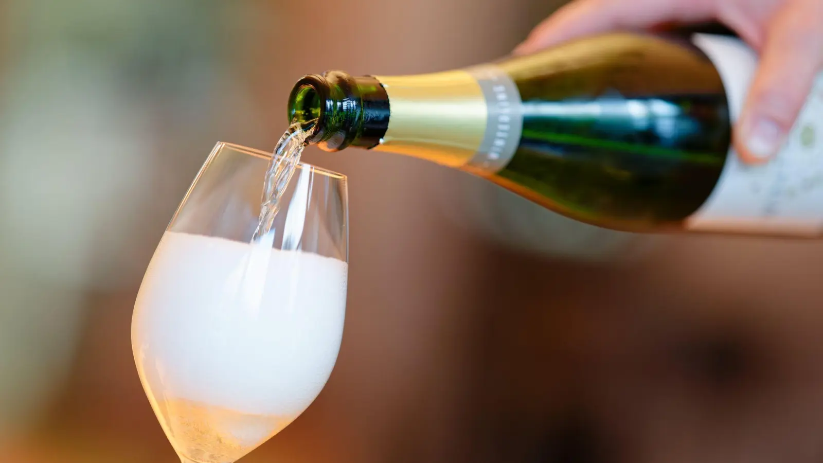 Schaumwein ist beliebt in Deutschland - aber der Absatz geht nach unten. (Symbolbild) (Foto: Uwe Anspach/dpa)