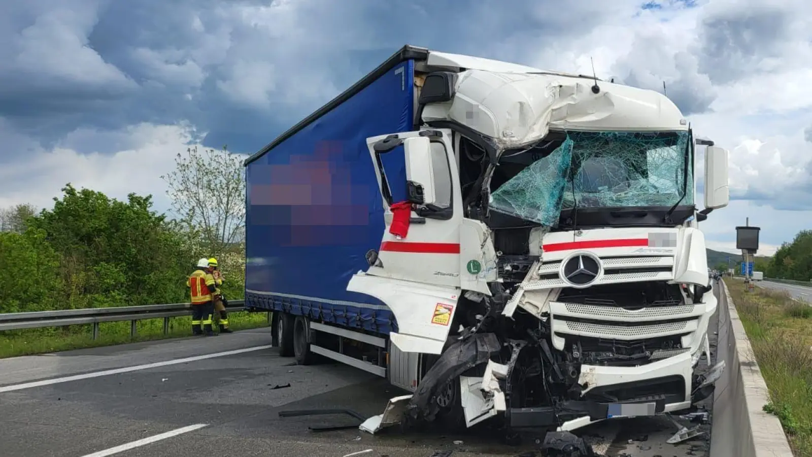 Nach dem Unfall ging bis zur Bergung der Lkw erst mal nichts mehr auf der A7 in Richtung Würzburg. (Foto: privat)