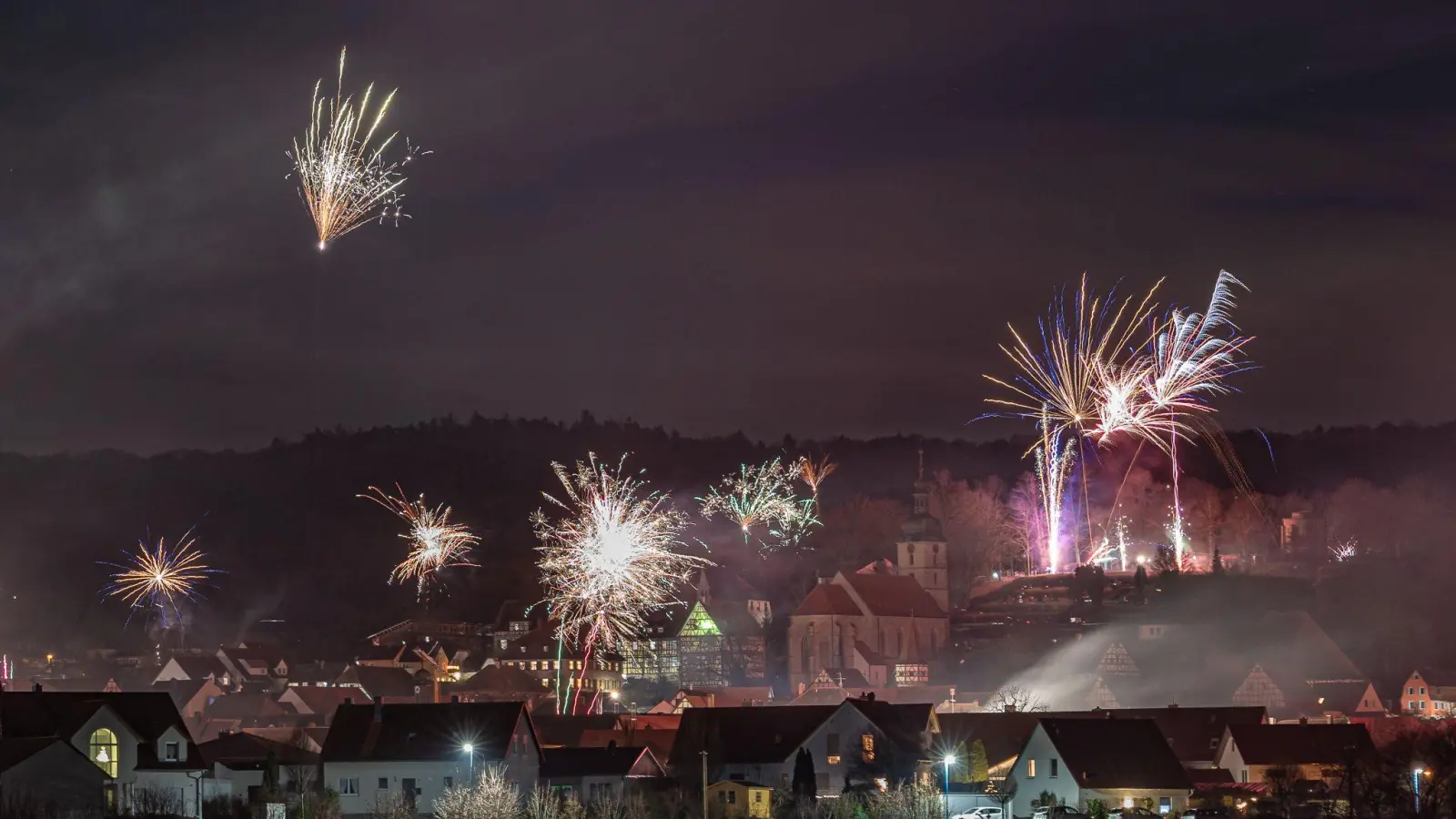 Raketen, wie sie vielerorts an Silvester (hier in Burgbernheim) zu sehen sind, machen das Hauptgeschäft der Firma aus. (Archivfoto: Mirko Fryska)