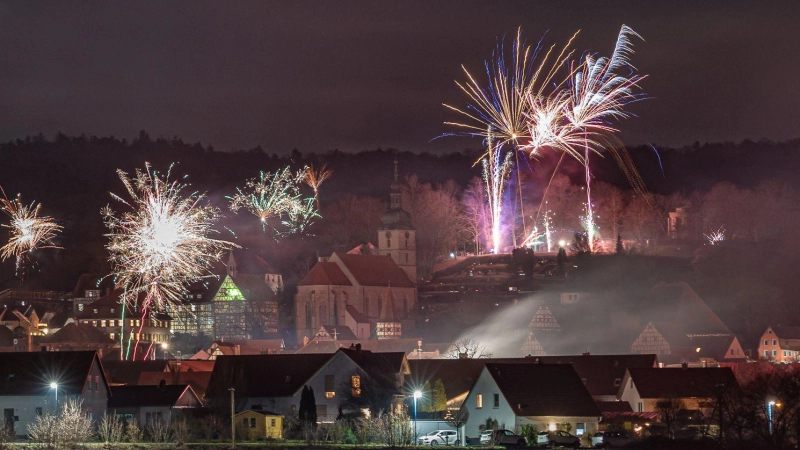 Auch zu Silvester 2025/26 ist wieder viel Feuerwerk zu erwarten - wie hier in Burgbernheim. Doch einige Orte weisen Verbotszonen aus. (Archivbild: Mirko Fryska)
