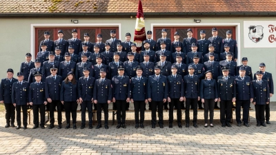 Die aktiven und passiven Mitglieder der Freiwilligen Feuerwehr Unterschwaningen freuen sich auf das große Jubiläumswochenende. Feiern Sie mit! (Foto: Walter Oberhäußer)