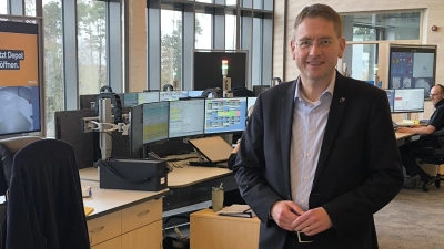 Die neue Integrierte Leitstelle für den Rettungsdienst und die Feuerwehralarmierung, in der diese Aufnahme entstand, gehört aus Sicht von Landrat Dr. Jürgen Ludwig zu den erreichten Wahlerfolgen in der zu Ende gehenden Wahlperiode.  (Foto: Thomas Schaller)