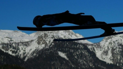 Andreas Wellinger holte mit dem Team bei der Skiflug-WM die Bronzemedaille. (Foto: Georg Hochmuth/APA/dpa)