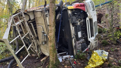 Ein Lastwagen stürzt einen Hang hinunter - mit fatalen Folgen. (Foto: Ferdinand Merzbach/News5/dpa)