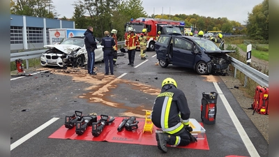 Zwei Autos sind auf der Bundesstraße bei Diespeck aufeinandergeprallt. (Foto: Rainer Weiskirchen)