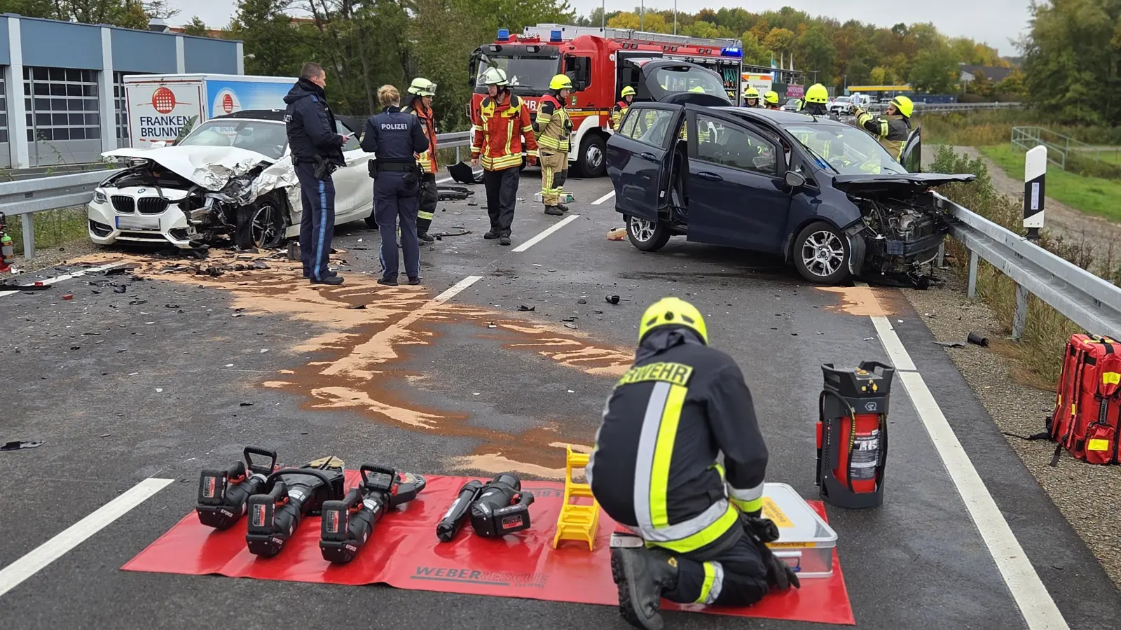 Zwei Autos sind auf der Bundesstraße bei Diespeck aufeinandergeprallt. (Foto: Rainer Weiskirchen)